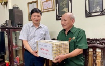 Phó Chủ tịch UBND thành phố Hoàng Minh Cường thăm và tặng quà người có công với cách mạng tại quận Kiến An