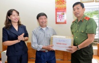 Thiếu tướng Vũ Thanh Chương, Giám đốc CATP thăm và tặng quà gia đình người có công tại huyện An Dương