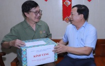 Phó chủ tịch UBND thành phố Nguyễn Đức Thọ thăm, tặng quà  gia đình chính sách tiêu biểu nhân dịp Ngày TBLS 27/7