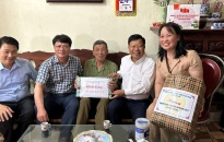 Đồng chí Lê Trung Kiên, Trưởng Ban Quản lý Khu Kinh tế Hải Phòng thăm, tặng quà gia đình người có công tại huyện An Lão