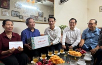 Phó Chủ tịch HĐND thành phố Bùi Đức Quang thăm và tặng quà người có công với cách mạng quận Ngô Quyền