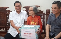 Đồng chí Chủ tịch UBND thành phố Nguyễn Văn Tùng thăm, tặng quà người có công với cách mạng tại phường Nghĩa Xá (Lê Chân)