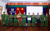 Đại tá Bùi Trung Thành, Phó Giám đốc CATP biểu dương CAQ Hồng Bàng về thành tích thực hiện hiệu quả Đề án 06/CP