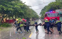 Công an Hải Phòng xuống đường bảo đảm TTATGT, giúp dân tránh trú an toàn ngay giữa tâm bão