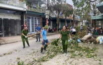 Chung tay dọn dẹp sau bão