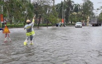 Đội CSGT-TT Công an quận Hồng Bàng: Điều tiết, hướng dẫn giao thông, giúp người dân di chuyển qua khu vực nước ngập vì mưa lớn