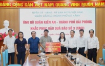 Quận Cẩm Lệ (thành phố Đà Nẵng) trao kinh phí ủng hộ quận Kiến An 100 triệu đồng khắc phục hậu quả bão số 3 (YAGI)