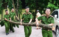 Công an thành phố triển khai công tác hỗ trợ các hộ dân Chung cư A7, A8 Vạn Mỹ di chuyển tài sản sau bão số 3