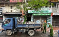 Quận Ngô Quyền: Huy động các lực lượng, phương tiện giúp người dân di chuyển tài sản ra khỏi chung cư xuống cấp A7, A8 Vạn Mỹ