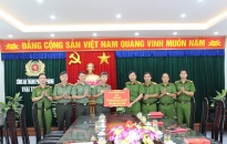 Trao kinh phí do Công an thành phố Hồ Chí Minh hỗ trợ khắc phục hậu quả bão số 3