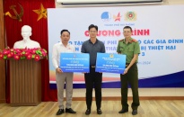 Hội Doanh nhân trẻ Thành phố Hải Phòng và Phòng An ninh điều tra CATP: Trao tặng kinh phí ủng hộ tới các gia đình bị thiệt hại sau bão số 3 