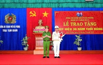 Trao tặng Huy hiệu 30 năm tuổi Đảng tới Thượng tá Đỗ Văn Hùng, Giám thị Trại tạm giam, CATP Hải Phòng