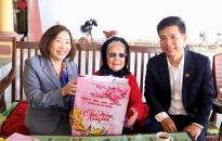 Đồng chí Đào Khánh Hà, Trưởng Ban Tuyên giáo Thành ủy tặng quà, chúc Tết cá nhân tiêu biểu trên địa bàn quận Đồ Sơn