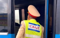 Trạm Cảnh sát giao thông Quang Trung (Phòng Cảnh sát giao thông): Xử phạt 15 triệu đồng đối với lái xe và chủ phương tiện nhồi nhét khách