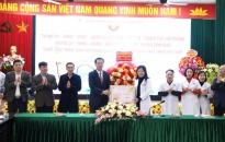 Đồng chí Bùi Đức Quang, Phó chủ tịch HĐND thành phố đi thăm, tặng quà các tập thể, cá nhân tiêu biểu ngành Y tế nhân Ngày Thầy thuốc Việt Nam