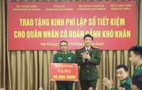 Trao sổ tiết kiệm 130 triệu đồng tặng quân nhân có hoàn cảnh khó khăn