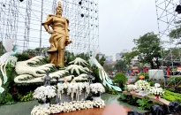 Hoàn thành trang trí hoa tươi tại tượng đài nữ tướng Lê Chân