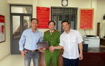 Công an phường Dư Hàng Kênh (Lê Chân)  Hỗ trợ trao trả lại tài sản đánh rơi cho người dân