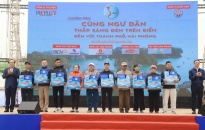 Chương trình “Cùng ngư dân thắp sáng đèn trên biển” tại huyện Cát Hải 
