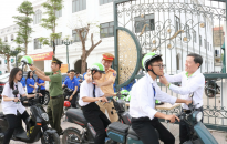 Chuyên đề An ninh Hải Phòng phối hợp Công ty CP Nhựa Thiếu niên Tiền Phong trao 200 mũ bảo hiểm tặng học sinh Trường THPT Hồng Bàng