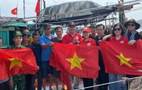 Trao thuốc tân dược, sữa dinh dưỡng tặng người dân Bạch Long Vĩ