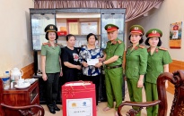 Công an phường Vĩnh Niệm thăm, tặng quà gia đình chính sách, người có công trên địa bàn