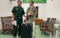 Trao trả tài sản cho du khách để quên tại bến phà Cái Viềng (Cát Hải)