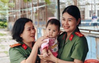 Hội Phụ nữ và Đoàn Thanh niên Phòng Tổ chức cán bộ trao quà, hỗ trợ trẻ em có hoàn cảnh đặc biệt