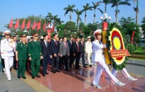 Đoàn đại biểu lãnh  đạo thành phố dâng hương tưởng niệm các Anh hùng liệt sỹ và đồng chí Nguyễn Đức Cảnh
