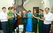 Đồng chí Bí thư Thành ủy Lê Tiến Châu thăm, tặng quà cựu chiến binh tham gia tiếp quản Hải Phòng ngày 13-5-1955