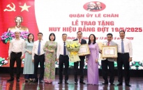 Quận ủy Lê Chân trao tặng Huy hiệu Đảng đợt 19/5/2025 tới 45 đảng viên 