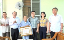 Quận Kiến An: Trao Huy hiệu Đảng tại nhà tặng 3 đảng viên thuộc Đảng bộ phường Bắc Hà và phường Trần Thành Ngọ