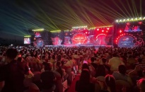 Đông đảo người dân và du khách tham dự chương trình Memory Sóng Concert