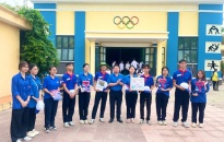 Lãnh đạo Thành Đoàn thăm, tặng quà thanh niên tình nguyện tham gia chương trình “Tiếp sức mùa thi”