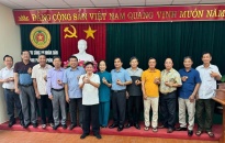 Hội Cựu CAND thành phố Hải Phòng gắn Huy hiệu hội viên Hội Cựu CAND Việt Nam cho 26 hội viên