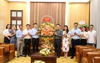 Đồng chí Hoàng Minh Cường- Phó Chủ tịch UBND thành phố chúc mừng các cơ quan báo chí Trung ương dịp 21/6