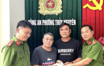 Công an phường Thuỷ Nguyên trao trả ví tiền và giấy tờ cho người dân đánh rơi