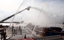 Diễn tập phương án chữa cháy tàu tại cảng Nam Hải Đình Vũ