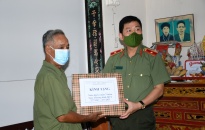 Thiếu tướng Vũ Thanh Chương- Giám đốc CATP thăm, tặng quà gia đình chính sách tại huyện Tiên Lãng 