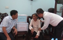 Chủ tịch UBNDTP Nguyễn Văn Tùng thăm, tặng quà gia đình chính sách 