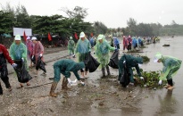 Gần 100 tình nguyện viên tham gia dọn rác tại bãi biển Đồ Sơn