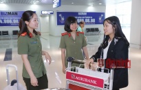 Nữ chiến sĩ công an tại Cảng hàng không quốc tế Cát Bi: Những hình ảnh đẹp, thân thiện trong mắt du khách