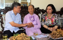 Phó chủ tịch Thường trực UBND TP Nguyễn Xuân Bình thăm, tặng quà gia đình chính sách