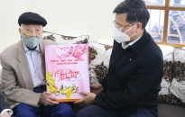 Đồng chí Lê Anh Quân - Phó Chủ tịch Thường trực UBND TP thăm, tặng quà gia đình chính sách