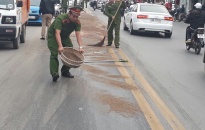 CAP Lạch Tray cùng dân làm sạch vết dầu loang trên đường Lạch Tray