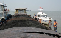 BTL Vùng Cảnh sát biển 1 tạm giữ 900 tấn than không rõ nguồn gốc