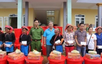 Phòng Cảnh sát Hình sự CATP và các nhà hảo tâm Hải Phòng hỗ trợ bà con vùng lũ Lai Châu