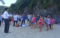 Các em thiếu nhi huyện Cát Hải được dạy bơi miễn phí