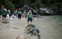 Chung tay dọn dẹp rác thải nhựa tại các vịnh thuộc quần đảo Cát Bà