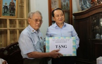 Phó Chủ tịch UBND TP Nguyễn Văn Thành thăm, tặng quà gia đình chính sách huyện Thủy Nguyên